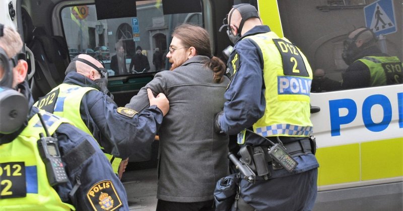 Why did Sweden arrest two suspects over alleged Russia sanctions breaches?