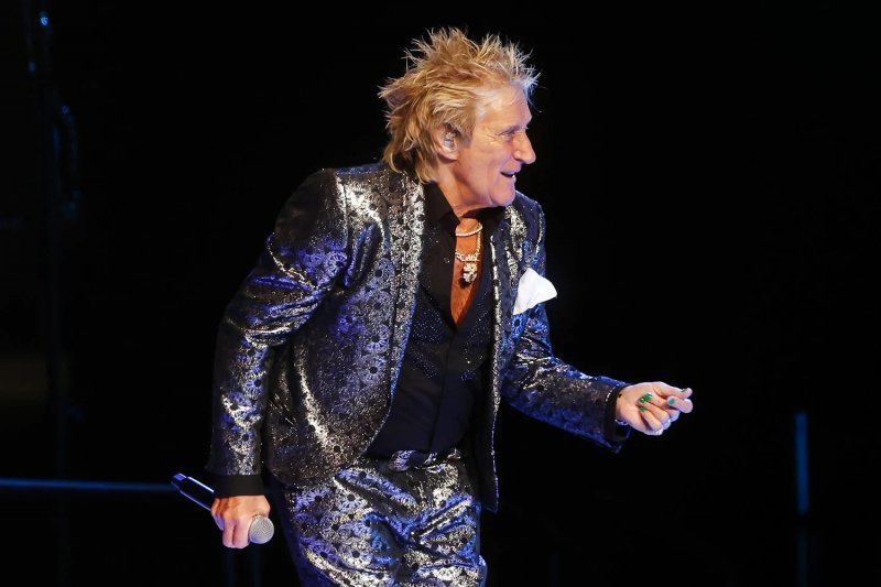 Rod Stewart pauses Utah concert after nearly fainting on stage